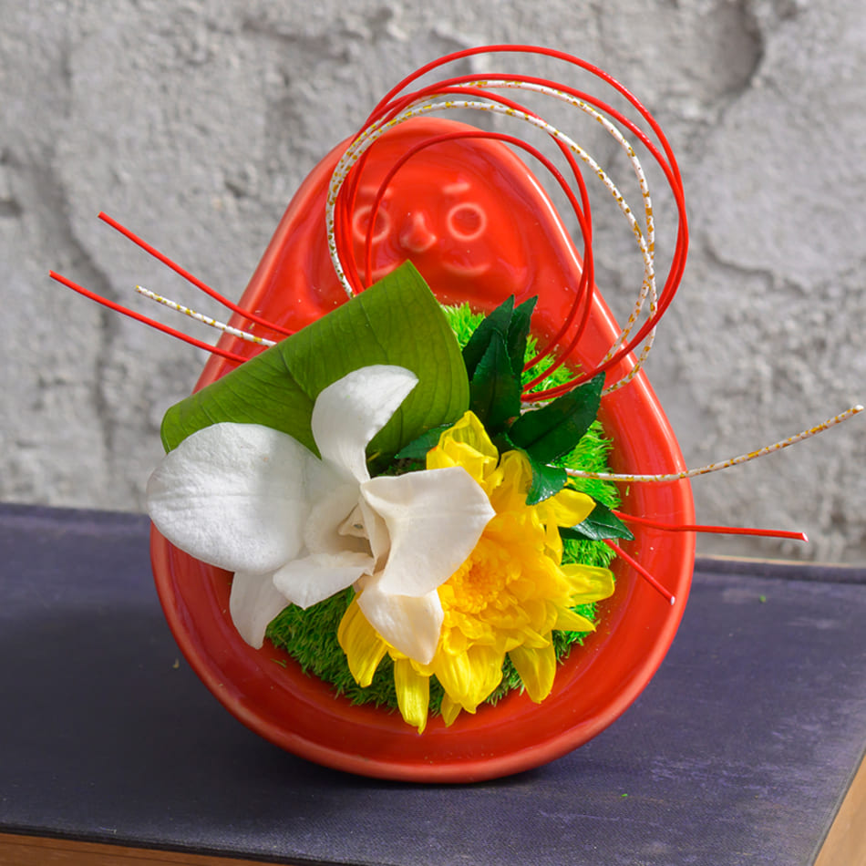 和の意匠と花々が織りなす美しさ
