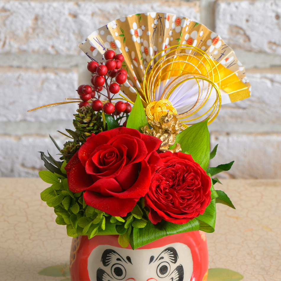 扇と花々が彩る、晴れやかな新年